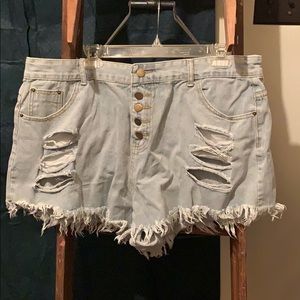MUST GO Plus size light distressed jean shorts